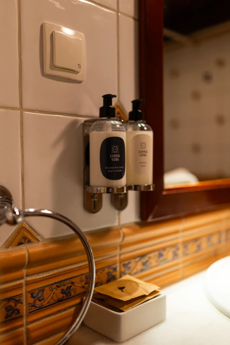 czy mydlo i szampon w hotelu sa darmowe